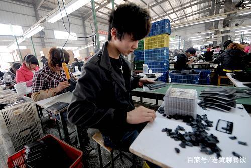 低學歷年輕人 餐廳服務員與流水線的抉擇，何者更優？